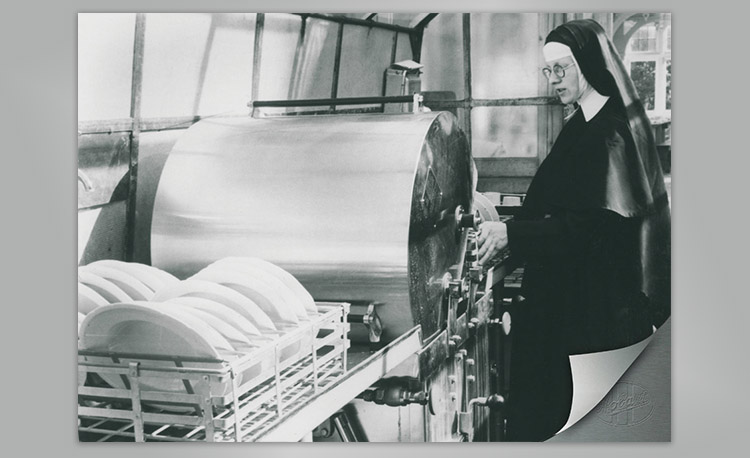 Historic image of a professional kitchen with large Hobart dishwashing machine and dish racks – early technology for efficient cleaning in commercial kitchens.