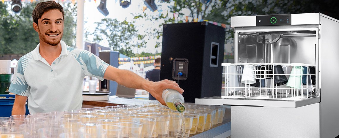 Professional dishwasher for reusable cups in use at an event, with cleaned cups in the rack and beverage service at the counter – perfect for festivals, catering, and hospitality.