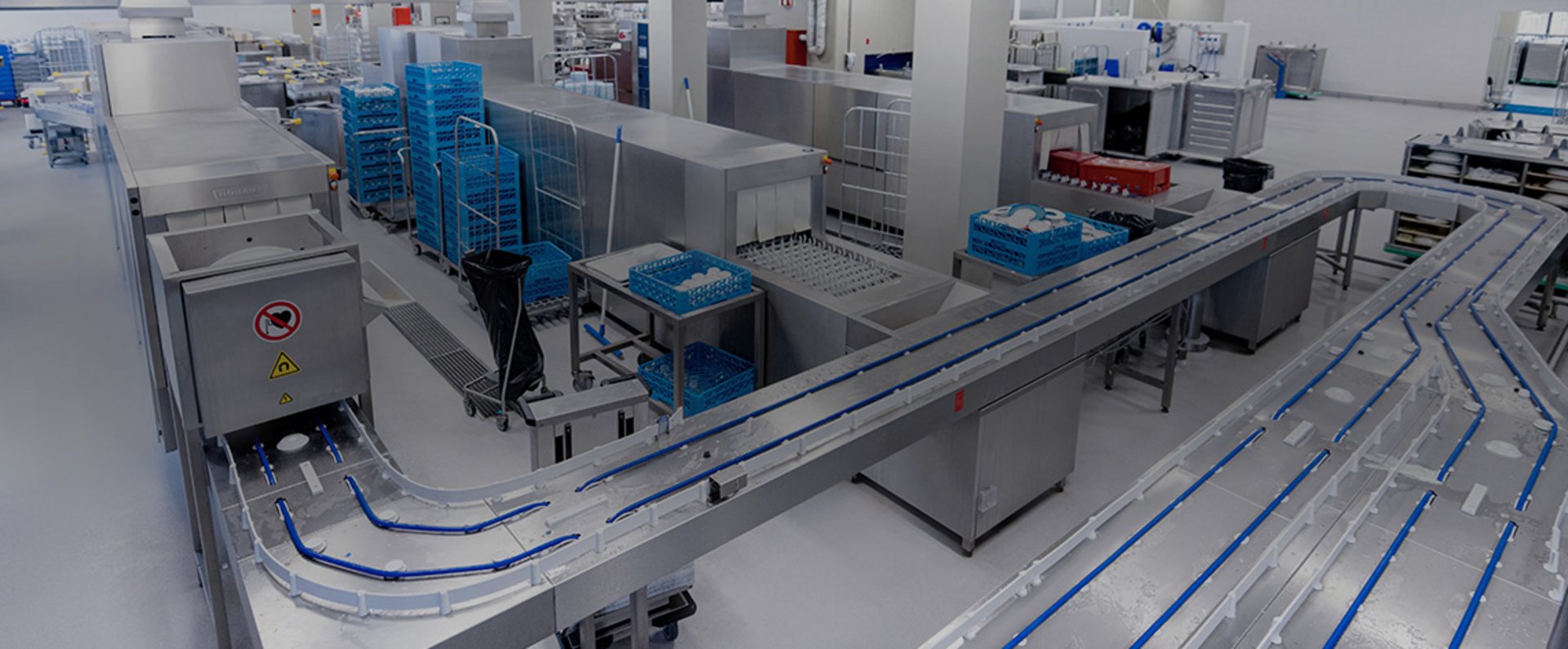 In the dishwashing area of the University Hospital Mannheim, the automated conveyor system and HOBART FTNi equipment handle large volumes of trays, cutlery, and kitchen items efficiently, showcasing a high‑capacity and hygiene‑focused setup for continuous meal‑service cleaning operations.